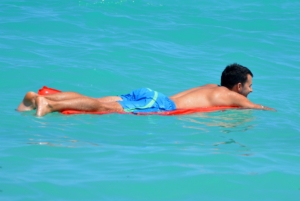 Diese Matratzenarten gibt es 4 Mann auf einer Luftmatratze auf dem Wasser schwimmend